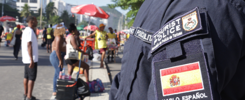 Governo do Rio reforça segurança para turistas com atendimento bilíngue em batalhões, delegacias especializadas, Sapucaí, blocos e praias