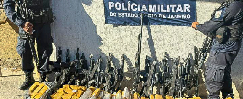 Polícia Militar apreende 16 fuzis e uma metralhadora antiaérea em operação na Zona Oeste