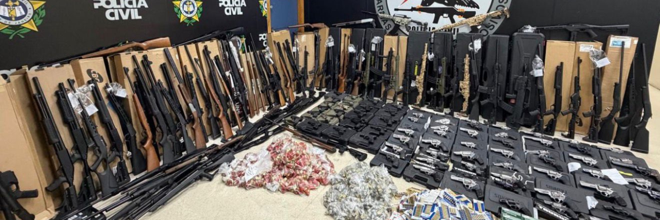 Polícia Civil apreende arsenal com centenas de armas e milhares de munições ilegais em São Gonçalo