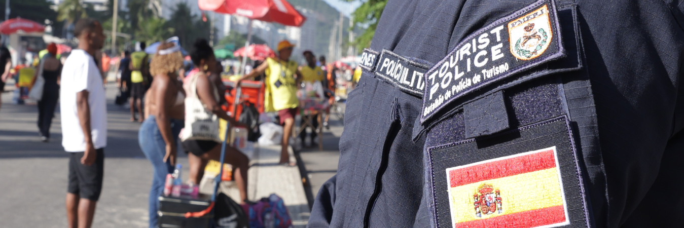 Governo do Rio reforça segurança para turistas com atendimento bilíngue em batalhões, delegacias especializadas, Sapucaí, blocos e praias