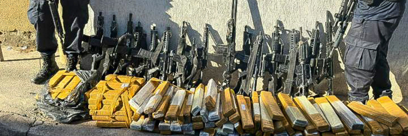 Polícia Militar apreende 16 fuzis e uma metralhadora antiaérea em operação na Zona Oeste