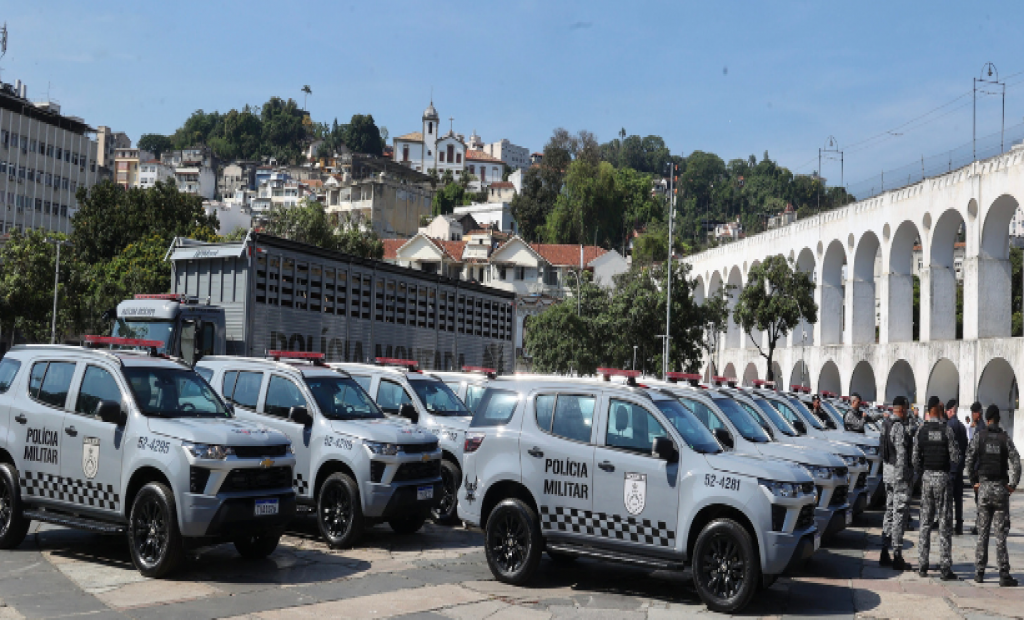 Cláudio Castro entrega novas viaturas, fuzis e equipamentos para reforçar a Polícia Militar