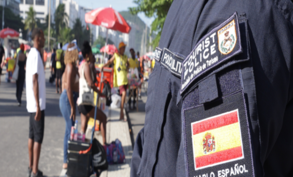 Governo do Rio reforça segurança para turistas com atendimento bilíngue em batalhões, delegacias especializadas, Sapucaí, blocos e praias