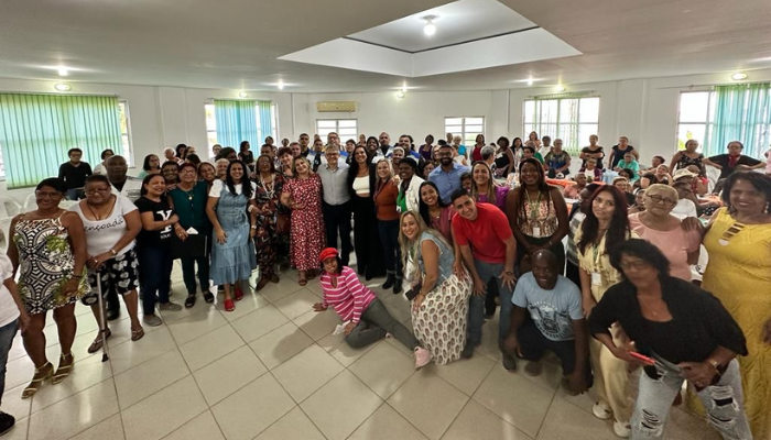 Seijes participa de evento comemorativo ao Dia das Mães no Centro de Atendimento ao Idoso em Queimados
