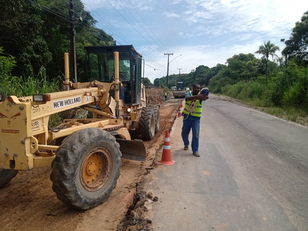 trator e trabalhador na pista