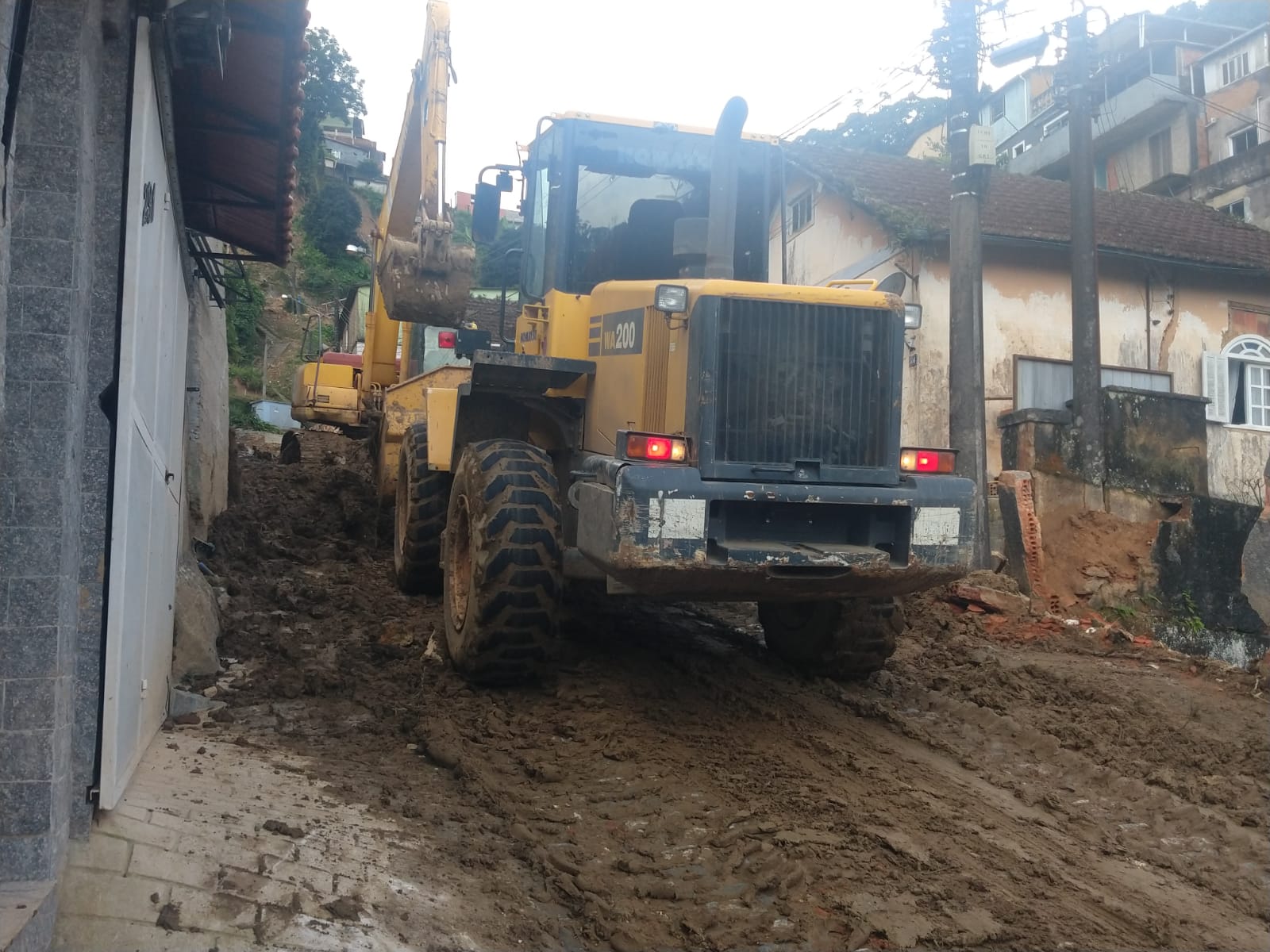 trator recolhendo terra