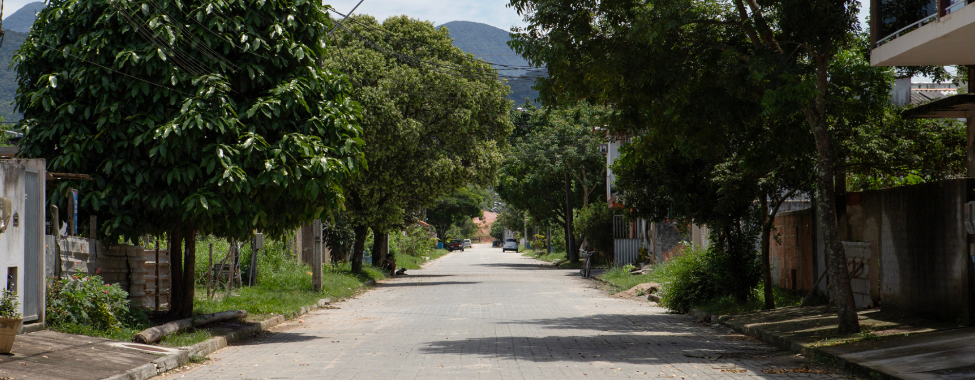 As ruas foram pavimentadas com paralelepípedo e foi construída rede de esgoto