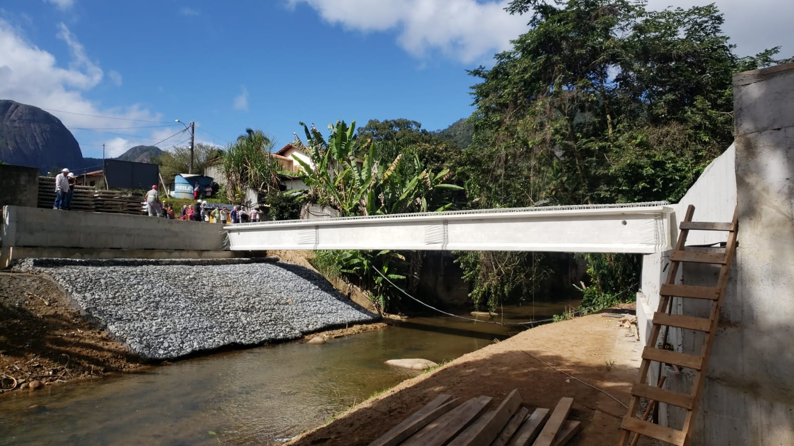 DER-RJ começa instalação de vigas de ponte na RJ-142