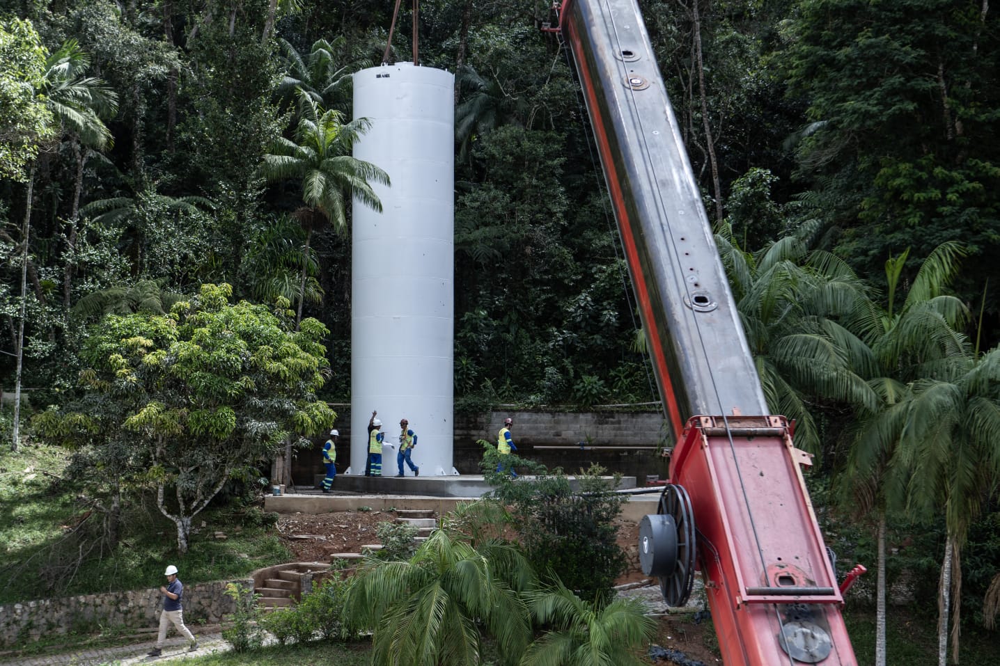 Secretaria de Infraestrutura e Obras do estado instala reservatórios de água no Hospital Oncológico de Friburgo