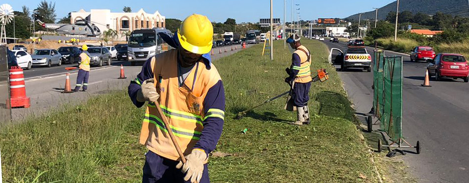 Equipes do DER-RJ realizam trabalho de roçada na RJ-140