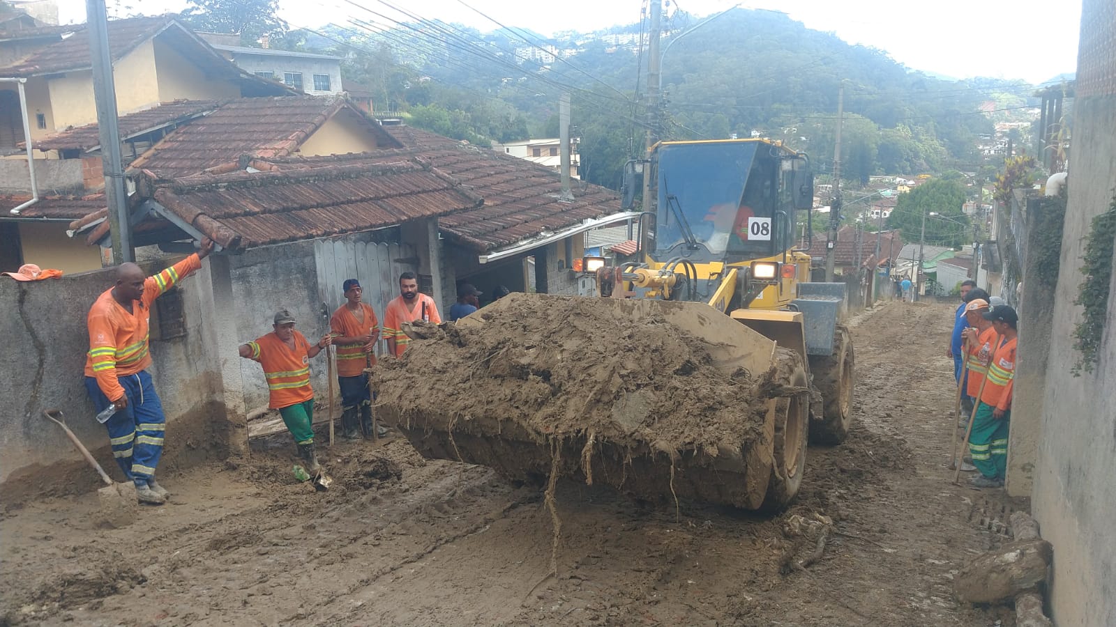 trator recolhendo terra