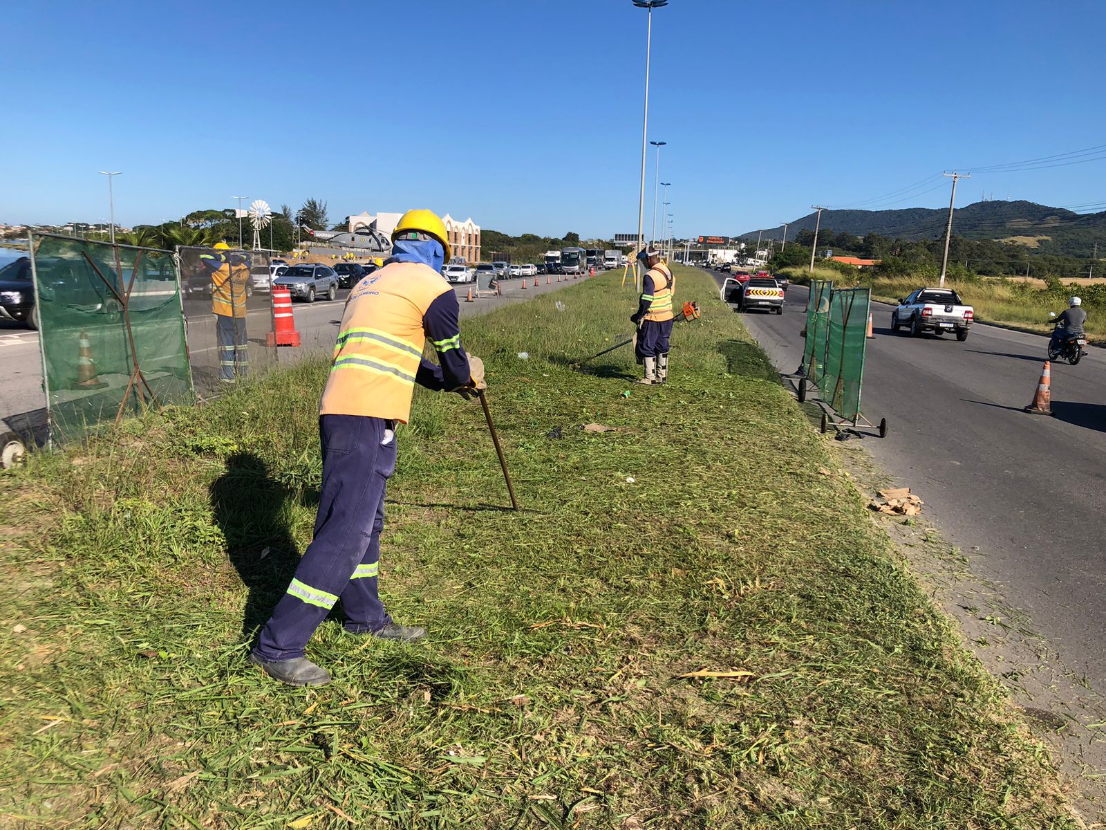 Equipes do DER-RJ realizam trabalho de roçada na RJ-140