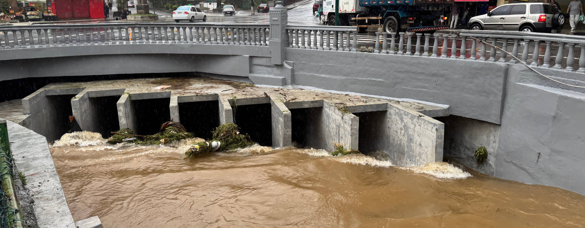 Túnel Extravasor escoou rapidamente o excesso de água dos rios em Petrópolis durante chuvas intensas deste fim de semana