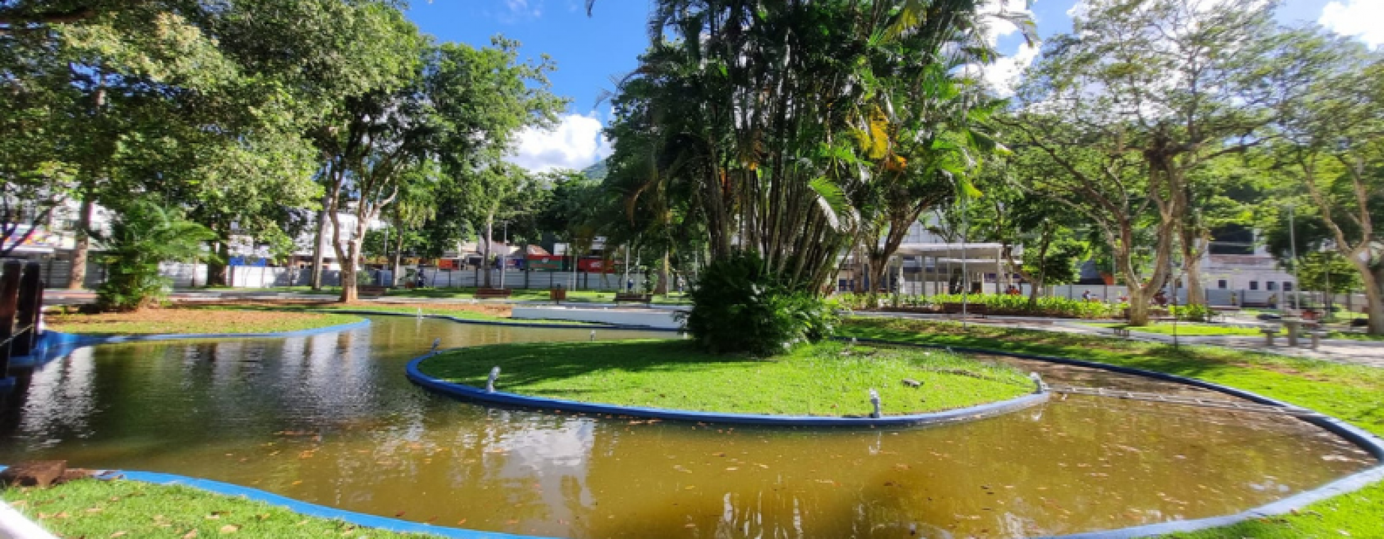 Praça totalmente revitalizada é entregue à população de Conceição de Macabu.