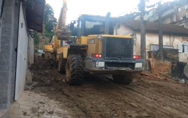 trator recolhendo terra