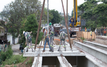 A nova ponte recebeu as cinco vigas e a primeira laje 