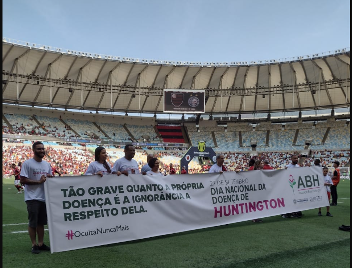 <p align="justify">  As faixas no Maracanã funcionam como um meio poderoso de conscientização e homenagem, ampliando o alcance de mensagens importantes para a sociedade. Essas iniciativas não só valorizam grupos profissionais essenciais, mas também educam, sensibilizam e incentivam a reflexão sobre questões relevantes para a comunidade em geral.  <p>  A conscientização sobre a Doença de Huntington e o Abril Azul são iniciativas que visam aumentar a compreensão e a empatia