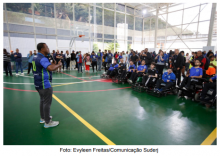 A comunidade é muito mais do que a imagem de conflito: é lugar de futebol, resiliência e cultura. O evento sem custos e acessível a todos contou com partidas para amputados, cegos, surdos, pessoas com nanismo e futebol em cadeira de rodas