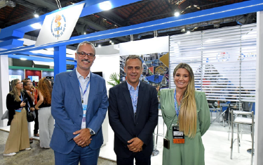 O vice-reitor da Uerj, Bruno Deusdará, o secretário de Estado de Ciência, Tecnologia e Inovação (Secti), Anderson Moraes, e a presidente da Faperj, Caroline Alves, em estande da Uerj no Rio Innovation Week 2025