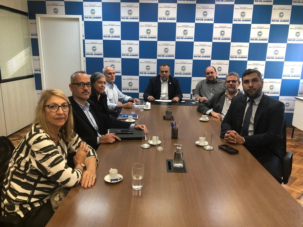 Secretário Anderson Moraes recebe a reitoria da UERJ