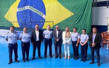 SECTI/FAETEC firma parceria para qualificar civis e militares em unidades da Aeronáutica.