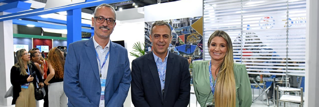 O vice-reitor da Uerj, Bruno Deusdará, o secretário de Estado de Ciência, Tecnologia e Inovação (Secti), Anderson Moraes, e a presidente da Faperj, Caroline Alves, em estande da Uerj no Rio Innovation Week 2025