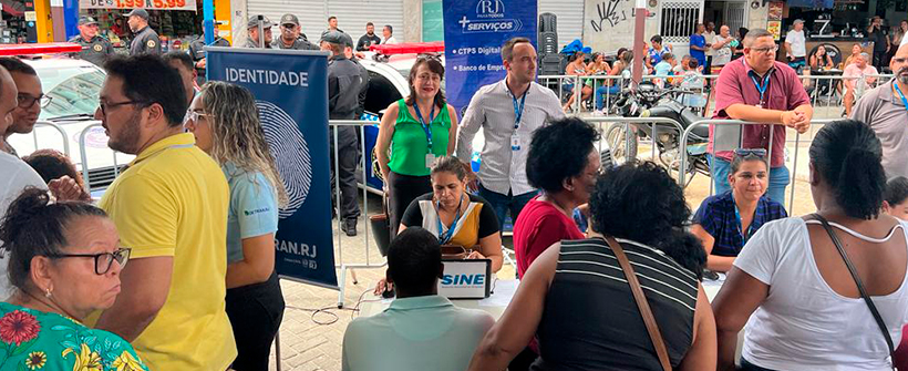 Secretária Kelly Mattos durante ação de empregabilidade e serviços em Nilópolis, na Baixada.
