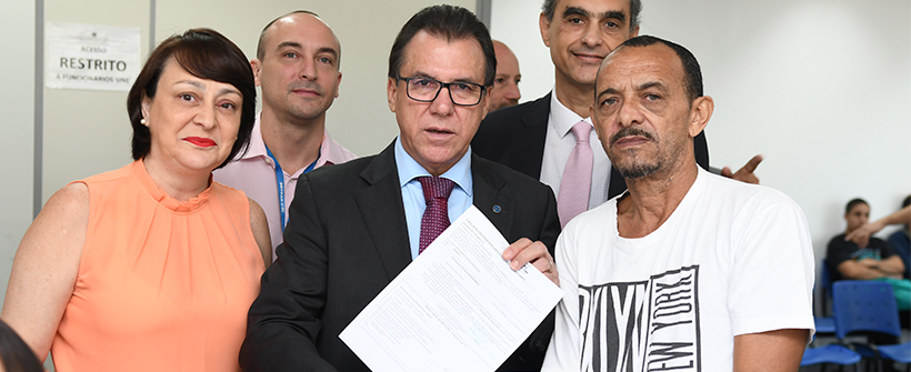 Ministro Luiz Marinho e a secretária Kelly Mattos entregaram a carta de encaminhamento