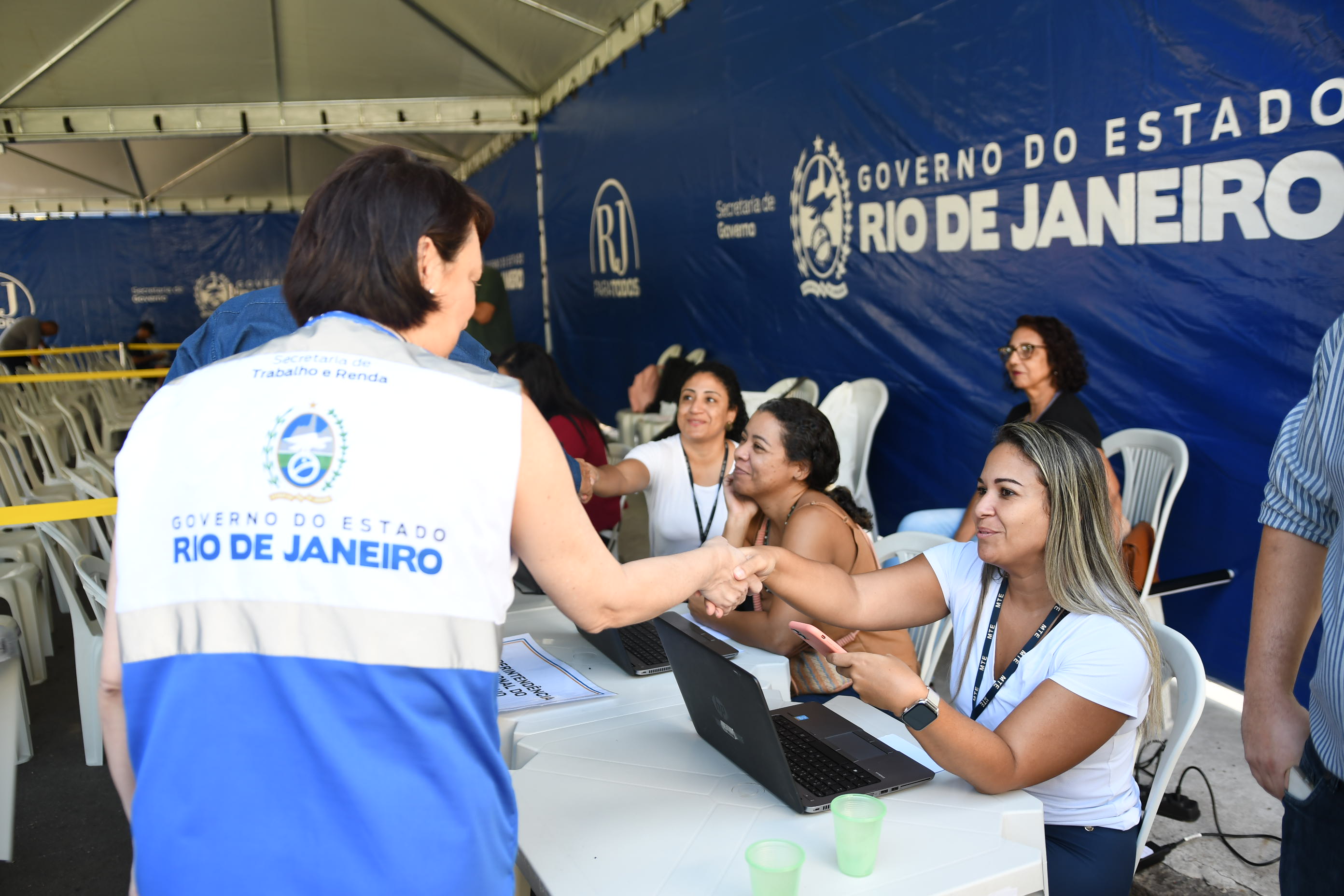 Secretária Kelly cumprimentou servidores da Setrab no Dia do Trabalhador