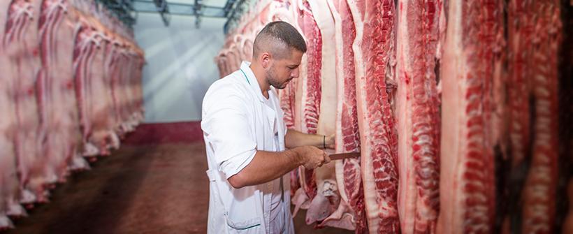 Açougueiro é uma das vagas disponíveis