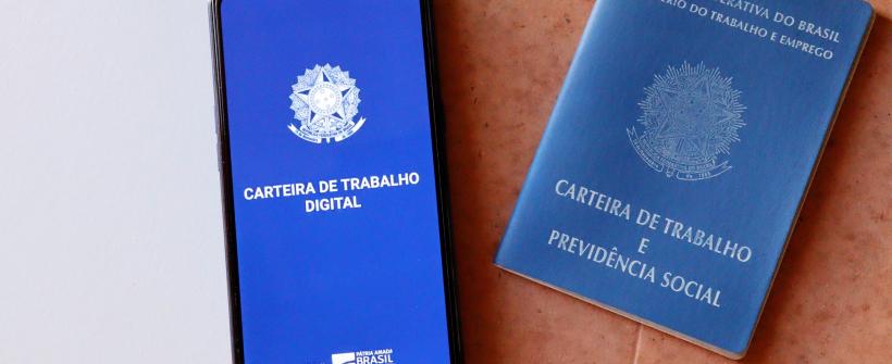 Carteira de Trabalho nos modelos digital e em papel