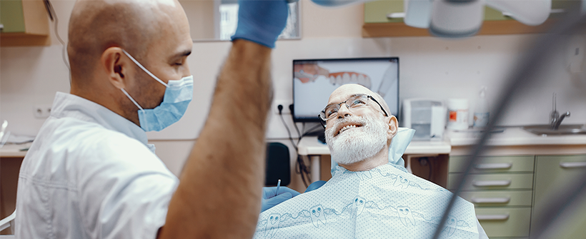 Os salários anunciados na plataforma começam em R$ 1.000, para consultor de vendas de seguros, e podem chegar a R$ 7.920 para cirurgião-dentista, vaga captada pelo Sine, para pessoas com deficiência.