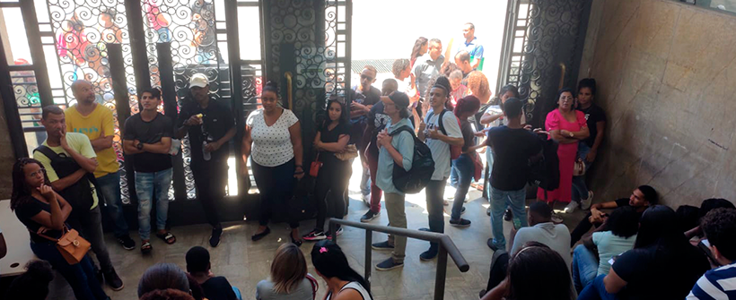 Pessoas aguardaram para a entrevista