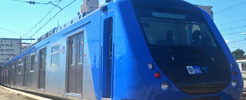 Foto trem na plataforma