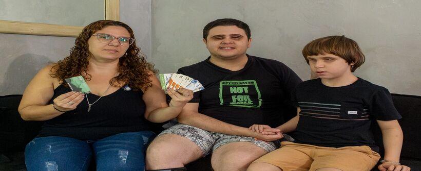 Mãe exibe os cartões atuais do Vale Social