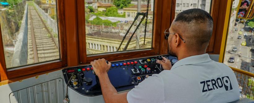 Novo motorneiro passando pelos Arcos da Lapa