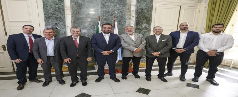 Autoridades na assinatura do contrato com Consórcio Rio Barcas