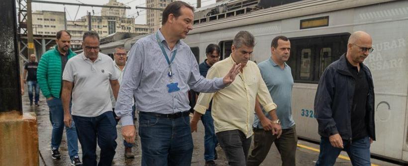 Washington Reis visita SuperVia e viaja em veículo sob trilhos até Belford Roxo, na Baixada Fluminense