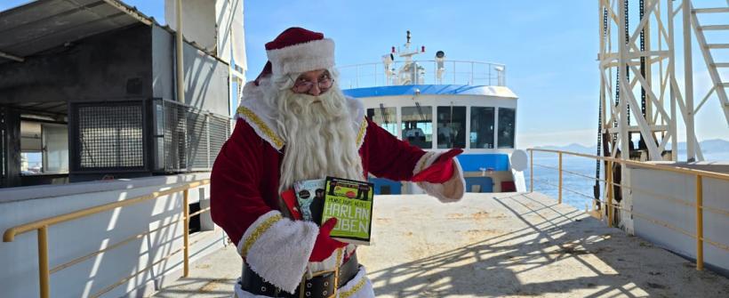 Papai Noel visita as Barcas para realizar distribuição de livros aos passageiros