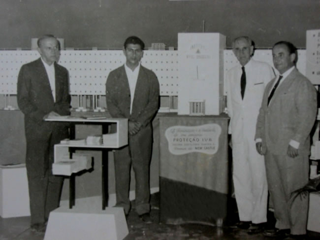 Funcionários com maquete